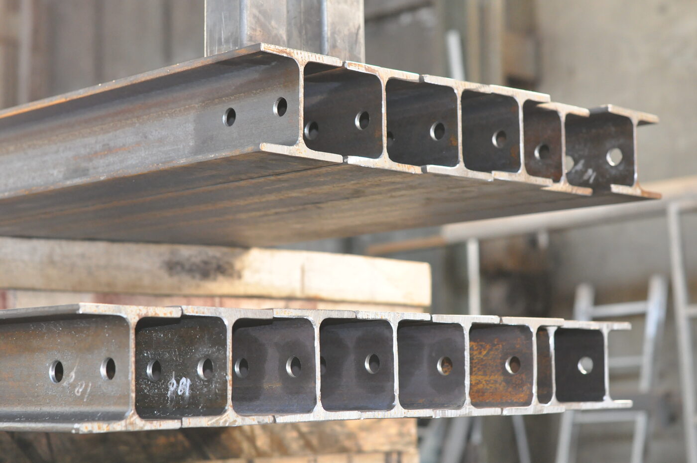 Constructiestaal in de hal van Bruijs Staalbouw