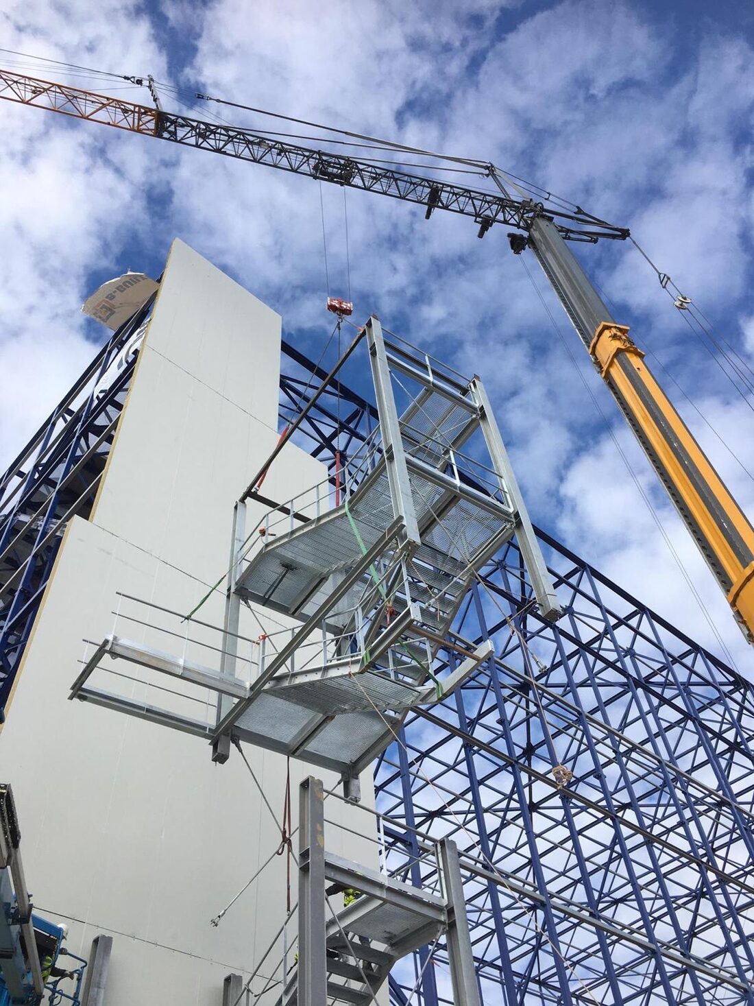 Montage van een staalconstructie met kraan